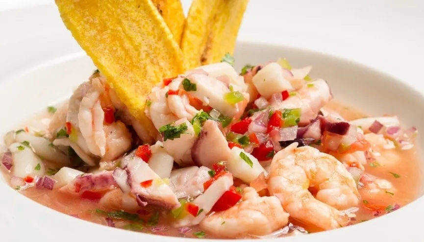 Ceviche de camarón ecuatoriano con chifles