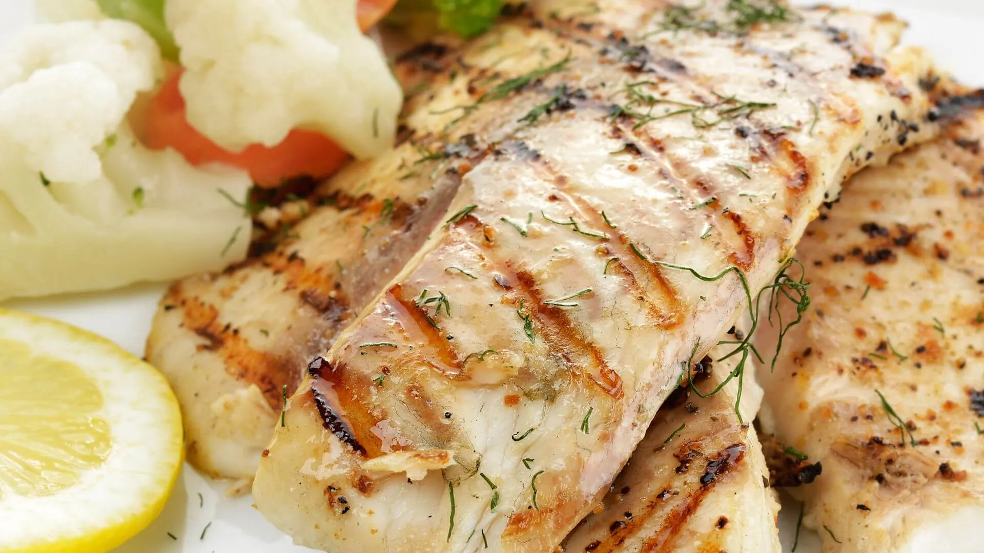 Paiche amazónico a la plancha con guarnición